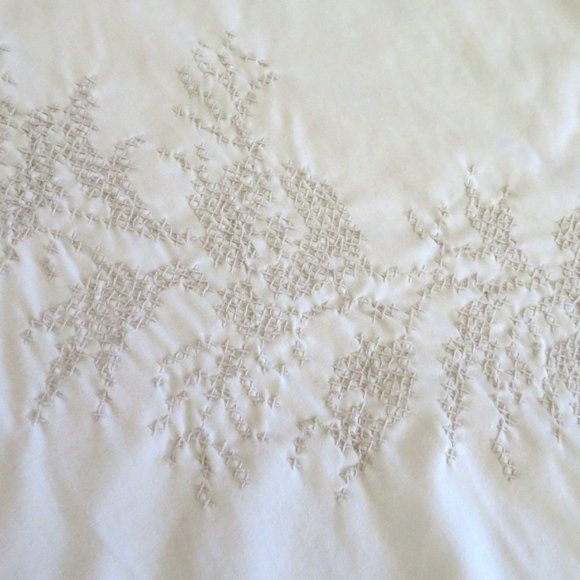 Vintage Large Oval Fabric Tablecloth Beige Floral Hand Cross-stitch Embroidery - Picture 4 of 7